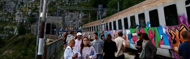 Grom zaustavio voz Beograd–Bar usred kanjona Morače: Putnici čekaju majstrore, a stranci oduševljeno fotkaju!