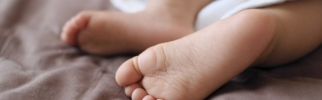 TEŠKA BITKA ZA ŽIVOT BEBE! Novorođenče zaraženo koronom hitno iz Kragujevca prebačeno u Beograd!