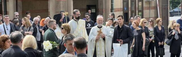 DOBRO JE JAČE OD ZLA, LJUBAV JE JAČA OD SMRTI! Potresan govor sveštenika na sahrani devojčice M.A: Nemojte nikada da se pomirite sa tim da nje nema!