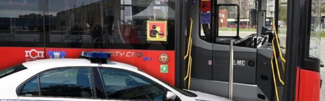 PESNICOM UDARIO ŽENU U AUTOBUSU! Drama na liniji 84!