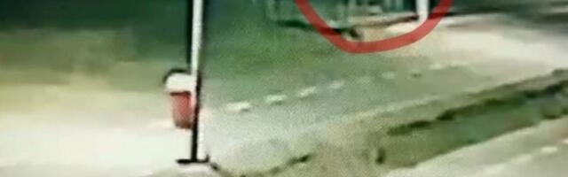NADZORNA KAMERA SNIMILA JEZIVO UBISTVO! Žena ubila brata konopcem, snimak šokirao javnost! (VIDEO)
