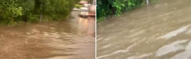 Potop u Mirijevu: Ulice pod vodom, vetar čupao drveće (VIDEO)