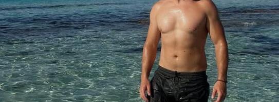 "ČEKAO SAM DEVOJAK  ZASPI, PA SAM IŠAO..." Pevač (34) šokirao priznanjem o neverstvu: To je normalno