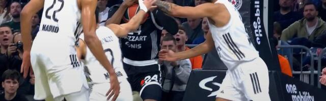 Bruno leži na terenu i hvata se za glavu! Da li može da nastavi utakmicu?