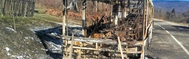IZGOREO AUTOBUS U LOZNICI: Stao na stanici da izađe putnik, vatra progutala celo vozilo! Ostala samo iskrljivljena metalna konstrukcija