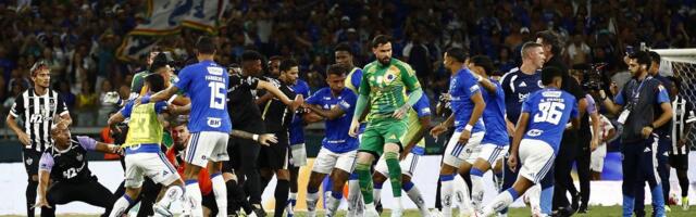 Ovakvu tuču fudbal nikad nije video: Srbin dobio batine u metežu 23 igrača, nije se znalo ko koga pesniči na terenu! /VIDEO/