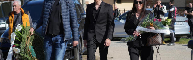 OVOG ČOVEKA DANAS NIKO NIJE OČEKIVAO: Pun tuge došao da se oprosti od Dragana