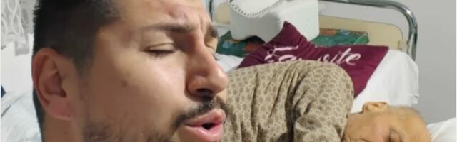 Zapevao ocu na samrti: Pevač objavio potresan snimak, oči mu pune suza (VIDEO)