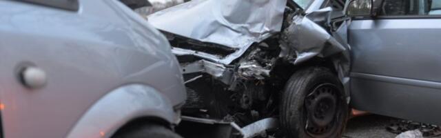 AUTOMOBILI SMRSKANI, DELOVI VOZILA RASUTI PO KOLOVOZU! Žestok sudar na putu Užice-Požega! (FOTO)