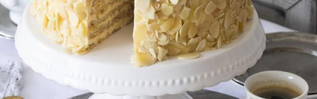 Jogurt torta za koju će vam tražiti recept: Nemoguće je pojesti samo jedno parče, svaki zalogaj se topi u ustima