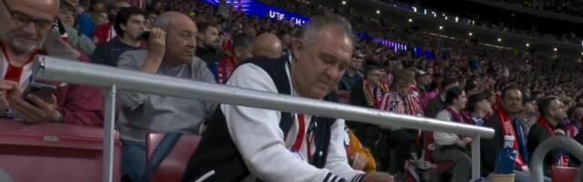 "Uneo je nož na stadion, a nama ne daju ni kišobran" - Šokiraće vas šta čovek radi usred meča Atletiko - Arsenal (VIDEO)