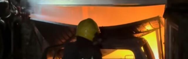 VIDEO: Zapalio se automobil u garaži u Sremskoj Kamenici, vlasnika evakuisali vatrogasci