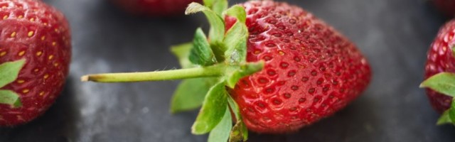 Strašno grešite ako bacate PETELJKE od jagoda: One mogu da budu LEK i saveznik u očuvanju LEPOTE!