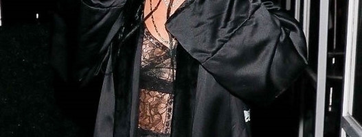 Neon naočare su must-have sezone, a evo kako ih nosi Rihanna