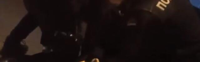 POGLEDAJTE KAKO POLICIJA HAPSI VOZAČA NA LINIJI 74: Haos u Mirijevu - saobraćaj blokiran sat vremena(VIDEO)