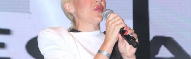 JOVANA JEREMIĆ PEVALA PRED 20.000 LJUDI! Voditeljka dobila nagradu, pa zapevala Natašinu pesmu! (VIDEO)