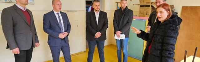 Tri đaka u celoj školi na Jabuci, predsednik opštine daruje školi televizor iz svoje kancelarije