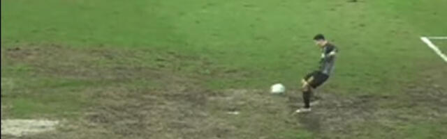 Šta je ovo, ljudi? Ekipa iz Crne Gore primila gol zbog oranice na terenu (VIDEO)