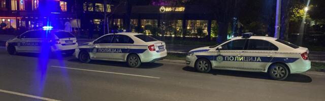 PRVE SLIKE NAKON PUCNJAVE NA NOVOM BEOGRADU Izrešetan muškarac (30), sve vrvi od policije! Napadači pobegli sa lica mesta (FOTO)