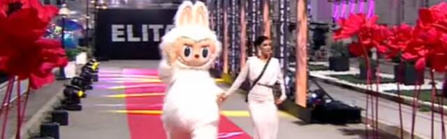 SKINULA SE ALEKSANDRA NIKOLIĆ, SCENE SAMO ZA PUNOLETNE! Kad vidite šta je radila NA PLIŠANOJ IGRAČKI NEĆE VAM BITI DOBRO!