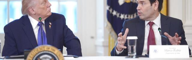 Blam na sastanku: Tramp dobio papirić samo za njegove oči, pa sve naglas pročitao, Rubio ostao unezveren
