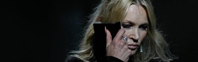 Kejt Mos zapalila Milano: Najskuplja tanga na svetu tanja od konca za zube - muškarcima pale vilice (FOTO/VIDEO)