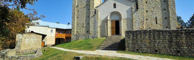 Mladi iz Berana krenuli na hodočašće u manastir Ostrog: Među njih 24, i bliznakinje Anđelina i Kalina
