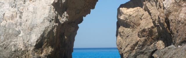 Sa mužem i malim detetom krenula na čuvenu plažu na Zakintosu, izvlačili je spasioci: Teško je povređena