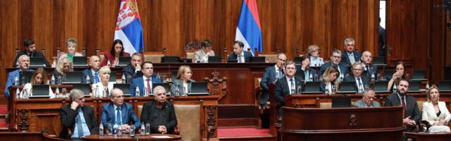 Skupština Srbije: Opozicija kritikuje rad Vlade, vlast je brani