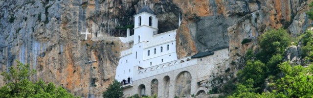 SPC DANAS OBELEŽABA SVETOG VASILIJA OSTROŠKOG: U manastiru održano veliko bdenje!
