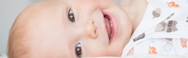 Izbijanje zubića - mama otkrila genijalan trik da olakšate bebi bolove (VIDEO)