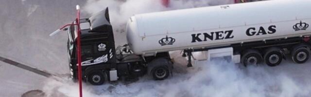 PLAŠIMO DA SE DA NEŠTO NE EKSPLODIRA! Pukla plinska cev kod Čačka, POLICIJA I VATROGASCI EVAKUIŠU GRAĐANE (VIDEO)