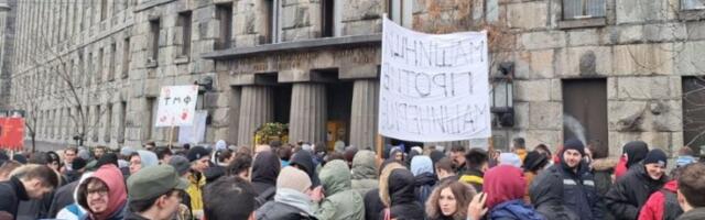 Radnici Pošte na ulici: Podršku im pružili i studenti (FOTO, VIDEO)