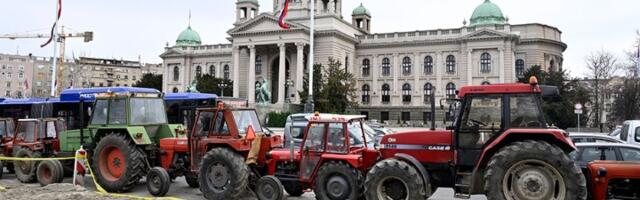 Curi nafta iz traktora kod Pionirskog parka (VIDEO)