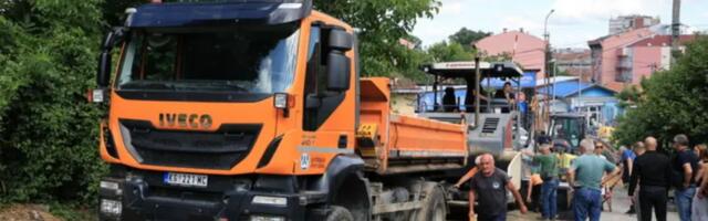 Nakon asfaltiranja dela Ulice Kapetana Lukića, radovi na terenu u Pivarskom parku (FOTO)