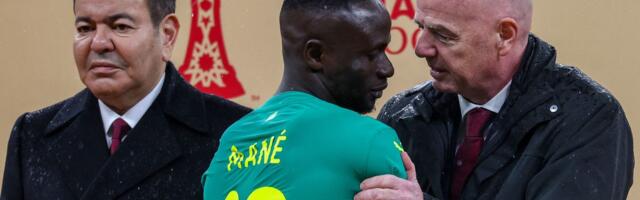 Marokanski prestolonaslednik se obrukao pri dodeli trofeja KAN: Preseli mu Senegalci, princ sramno predao pehar!