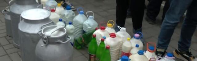 Poljoprivredniku posle učešća na protestima STOPIRAN otkup mleka (VIDEO)