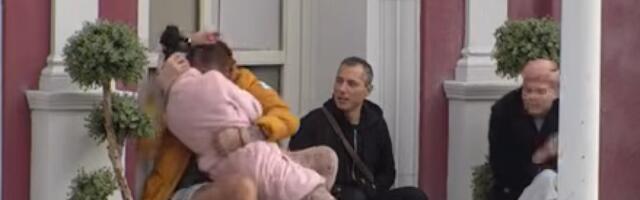 Strastveni poljupci Maje i Janjuša - Ne pušta je iz naručja: "Krenuo je da mi se diže"