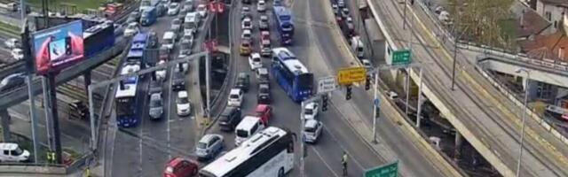 KRKLJANAC U OVIM DELOVIMA BEOGRADA: Kolone duge više stotina metara - nema pomeranja, VOZILA STOJE U MESTU (FOTO)