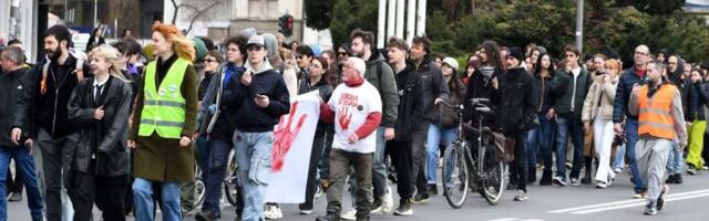 Studenti dan Akademije umetnosti u Novom Sadu obeležavaju protestom ispred Galerije koju im je vlast oduzela