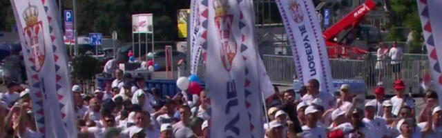 (UŽIVO) Na skupu Srbija jedna porodica ispred Skupštine počeo muzički program: Veliki broj zastava “Srbija pobeđuje”