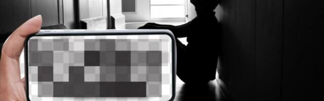 TINEJDŽERI ZLOSTAVLJALI VRŠNJAKA, PA SVE SNIMILI! Iživljavali se nad nevinim detetom, terali ga da im LJUBI cipele, pa uradili OVO!