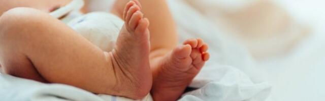 MAJKA JE UZALUD VRIŠTALA PO KOMŠILUKU: Beba upala u lonac sa vrelom vodom, lekari joj se bore za život!