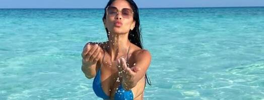 Pogled na Nikol Šerzinger u bikiniju je ono što nam je svima trebalo: Pevačica fotografijama sa Maldiva rasplamsala maštu