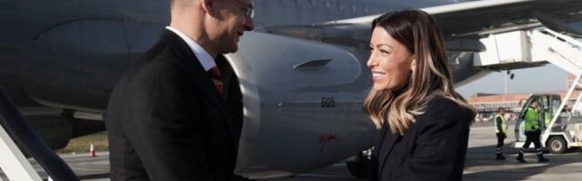 Sijarto stigao u Beograd: Na aerodromu ga dočekala Adrijana Mesarović (FOTO/VIDEO)