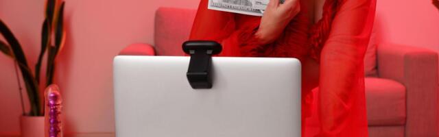 SRBIN GLUMI ŽENU NA SAJTU ZA ODRASLE I DERE LJUDE! Šalju mu OGROMNE PARE, ispunjava FETIŠE - GROZNE stvari mu traže