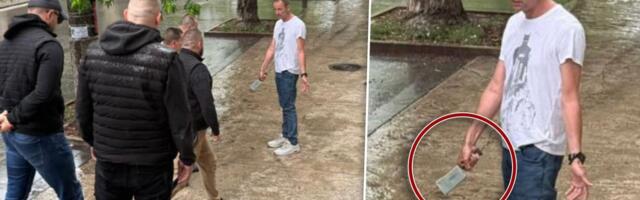 "Hteo sam da Srbija padne!" Šok obrana ludaka sa satarom - napao SNS aktiviste u Lazarevcu, pa se zaključao (VIDEO)