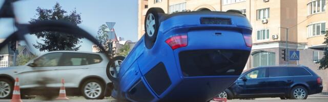 Još jedno prevrtanje u Beogradu! Automobil završio na krovu kod isključenja za Lastu, saobraćaj u kolapsu