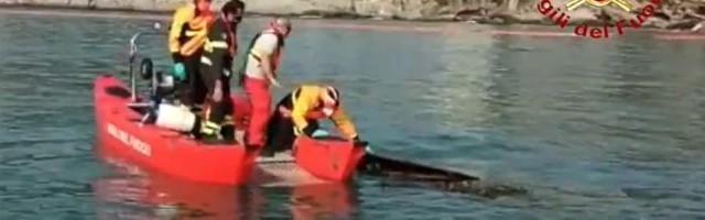 VIDEO: Deo groblja u Italiji se odronio u more zbog klizišta, kovčezi plutaju