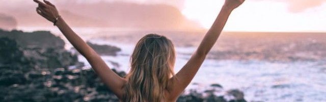 ZGODNA CICA VAS GLEDA NA PLAŽI, IMATE LI ŠANSE KOD NJE? Njen bikini otkriva više nego što mislite!